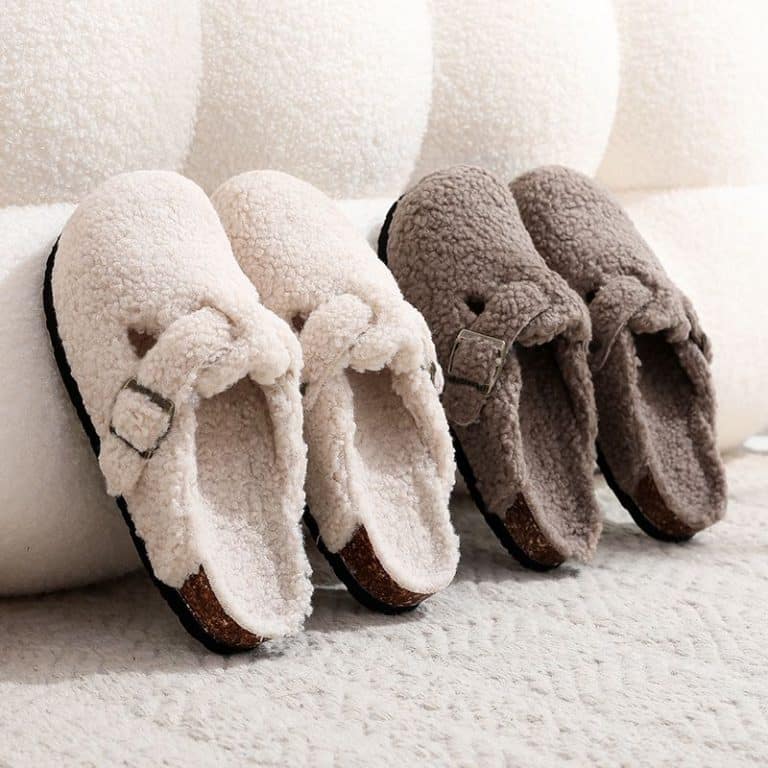 Orthopedic slippers in gray and white wool with buckle.