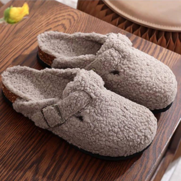 Slipper in gray boucle wool with a contrasting black sole and a decorative buckle.