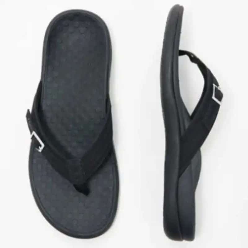 Sandale de plage noire pour femme avec design orthopédique, lanière et boucle argentée, semelle intérieure à motifs en relief Black beach sandals for women with orthopedic design, strap and silver buckle, embossed patterned insole.