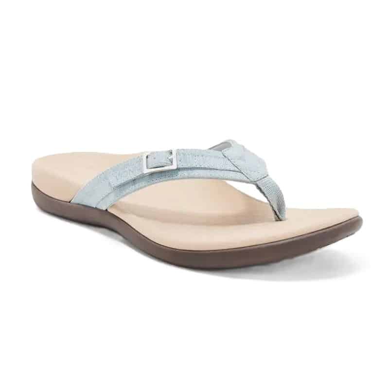 Sandales de Plage Orthopédiques pour Femme Women's beach sandals with blue fabric straps and a golden buckle, beige textured insole and brown outsole.