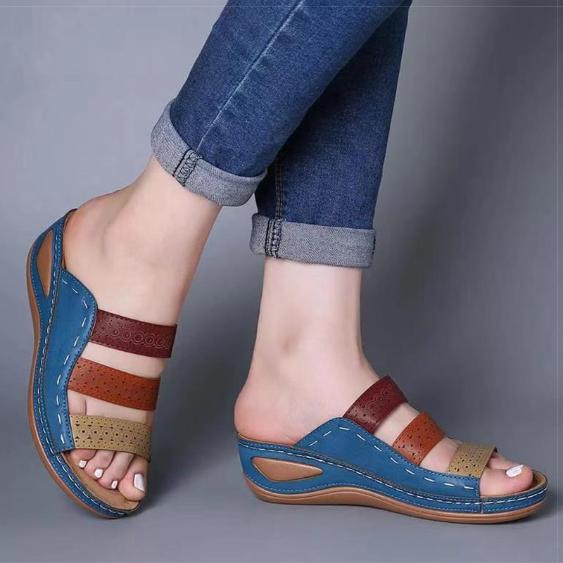 Sandales estivales avec brides en cuir multicolores et semelle intérieure confortable, parfaites Summer sandals with multicolored leather straps and comfortable insole, perfect.