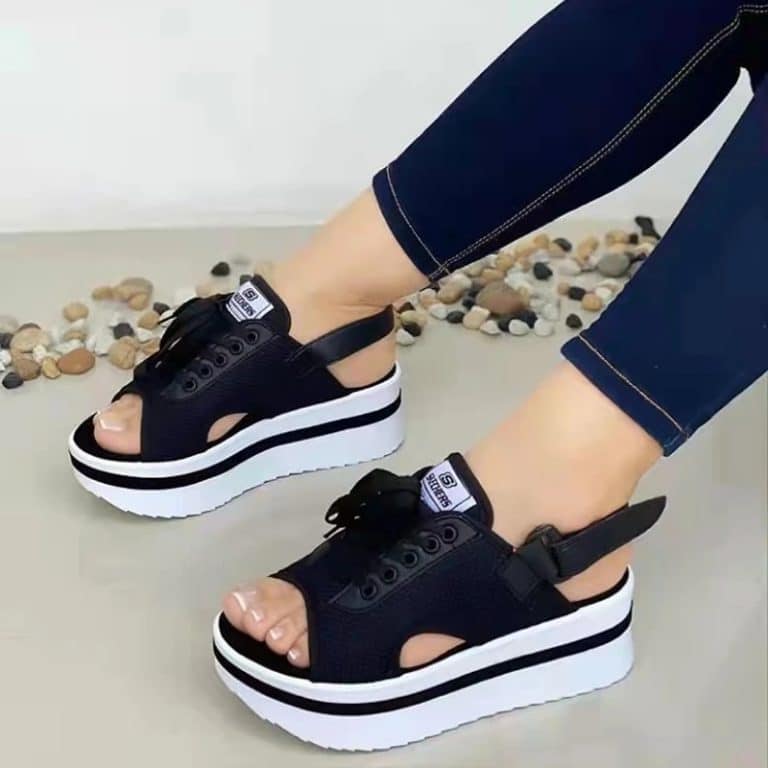 Black platform sandals, suitable for women's orthopedic comfort.