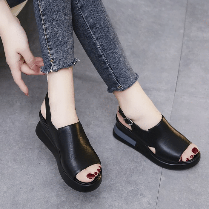 High-end orthopedic sandals for women, in black leather, with contrasting stitching and a contoured sole.