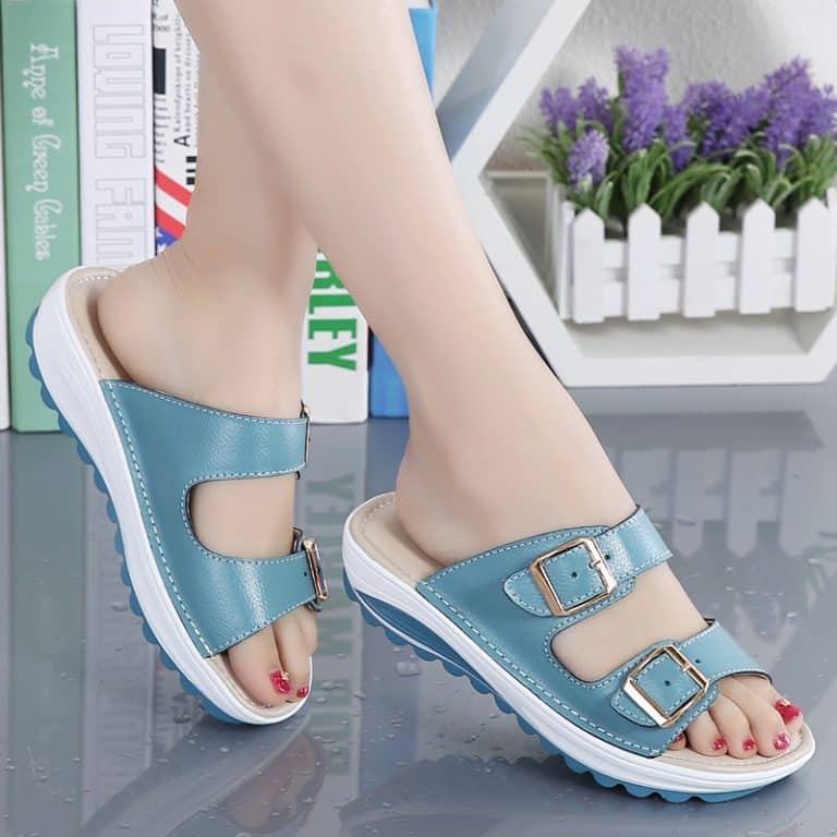 Open-toed orthopedic sandals for women in sky blue, with two adjustable buckles and a wavy white and blue sole.