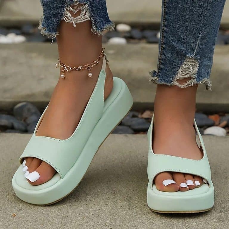 Mint green sandals with orthopedic soles for women, accompanied by an ankle bracelet with pearls.