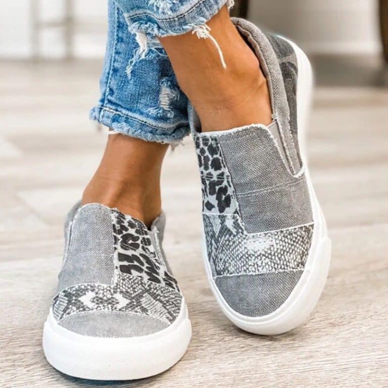 Canvas sneakers for women with snake print and gray canvas, with white outsole.