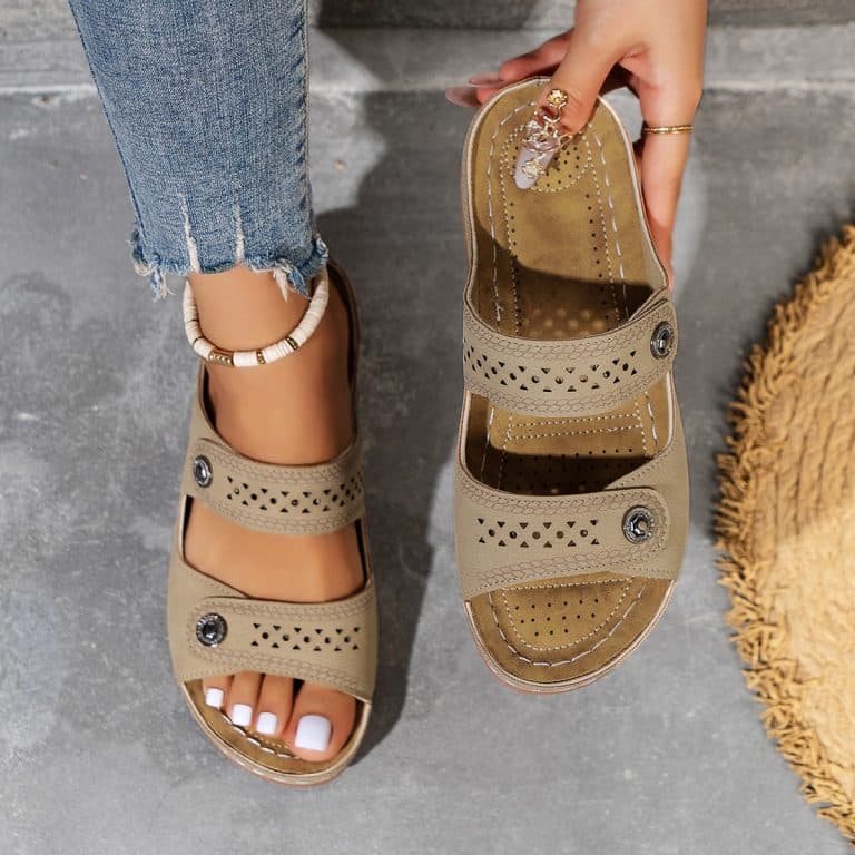 Top view of women's sandals with sand-colored orthopedic sole and open back.