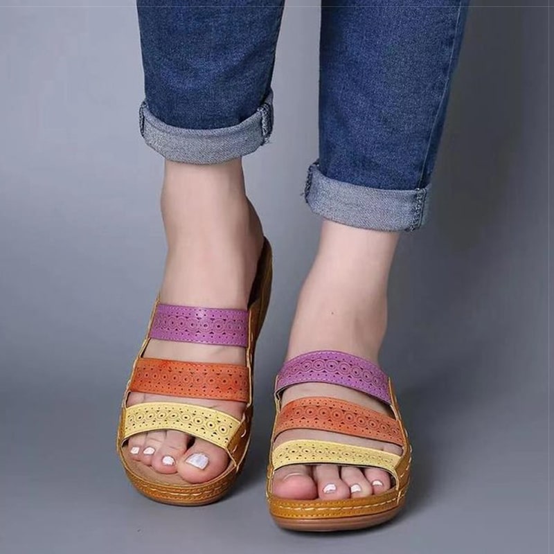 Vue de face des sandales pour femme avec des brides multicolores et une semelle compensée Front view of women's sandals with multicolored straps and a wedge sole.