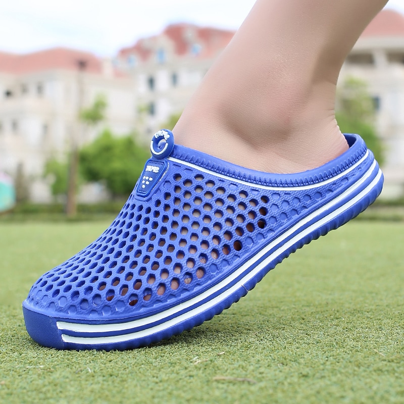 Chaussons d'été pour femme, bleu marine avec des trous de ventilation et une semelle courbée pour le soutien orthopédique Summer slippers for women, navy blue with ventilation holes and a curved sole for orthopedic support.