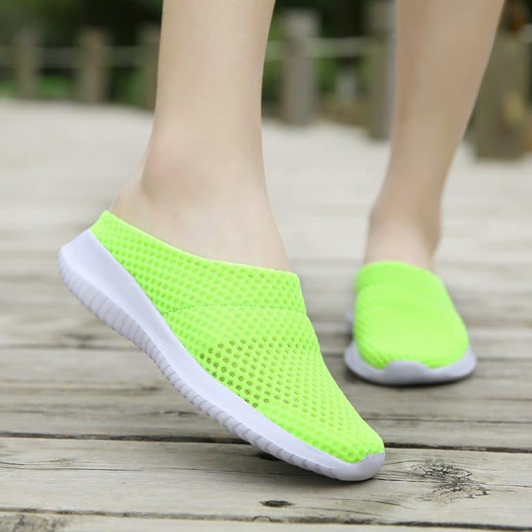 Green orthopedic slippers for women, lightweight and suitable for summer.