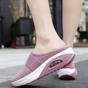 Slippers for diabetic women in pink mesh with comfortable orthopedic sole and modern design.