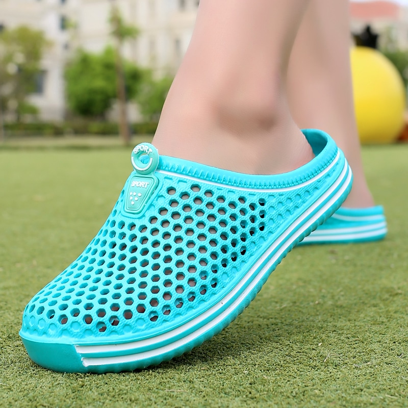 Chaussons turquoise avec semelle épaisse et ouvertures pour la respiration, idéals pour la plage Turquoise slippers with thick sole and openings for breathing, ideal for the beach.