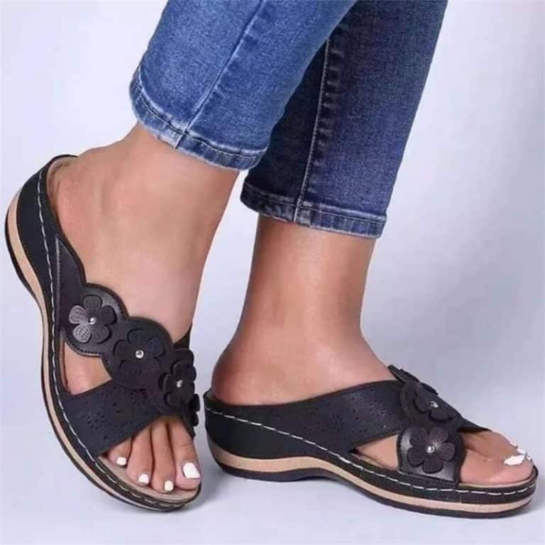 Mules with Orthopedic Soles for Women in black, with embossed flowers and comfort sole.