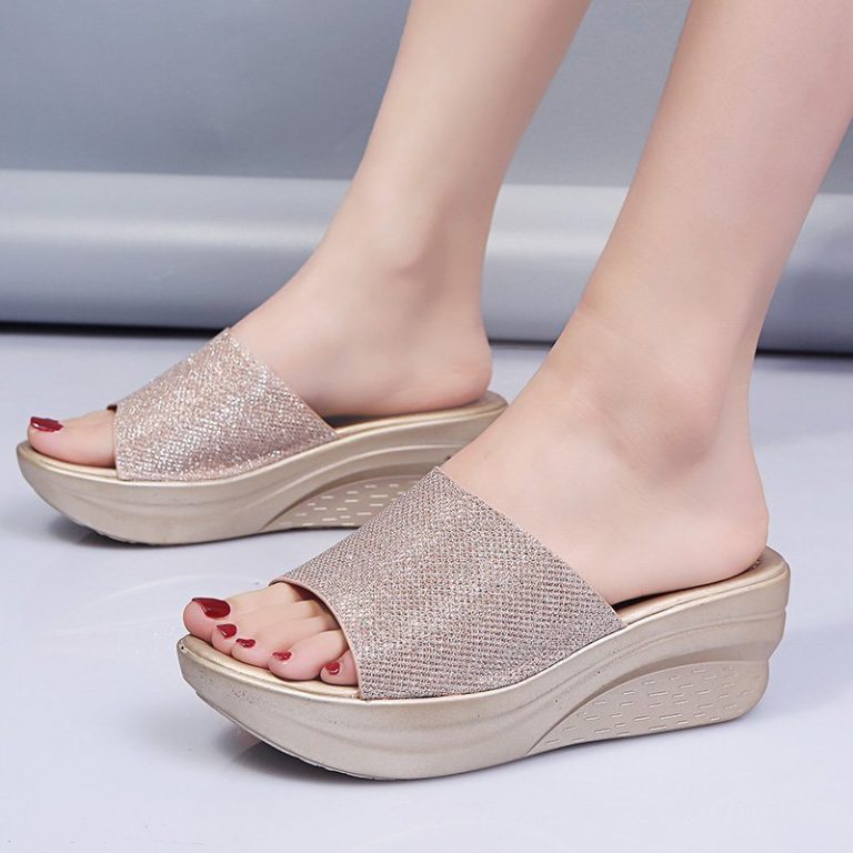 Platform mules with leather sole for orthopedic comfort, golden glitter finish for a chic look.