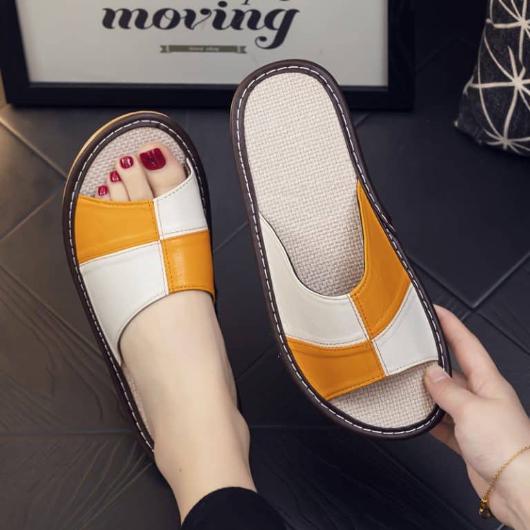 Comfortable mules for women in leather, white and mustard yellow color, with a supportive sole.