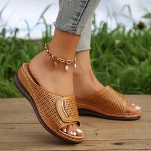 Orthopedic hallux valgus mules for women with velcro, caramel color.