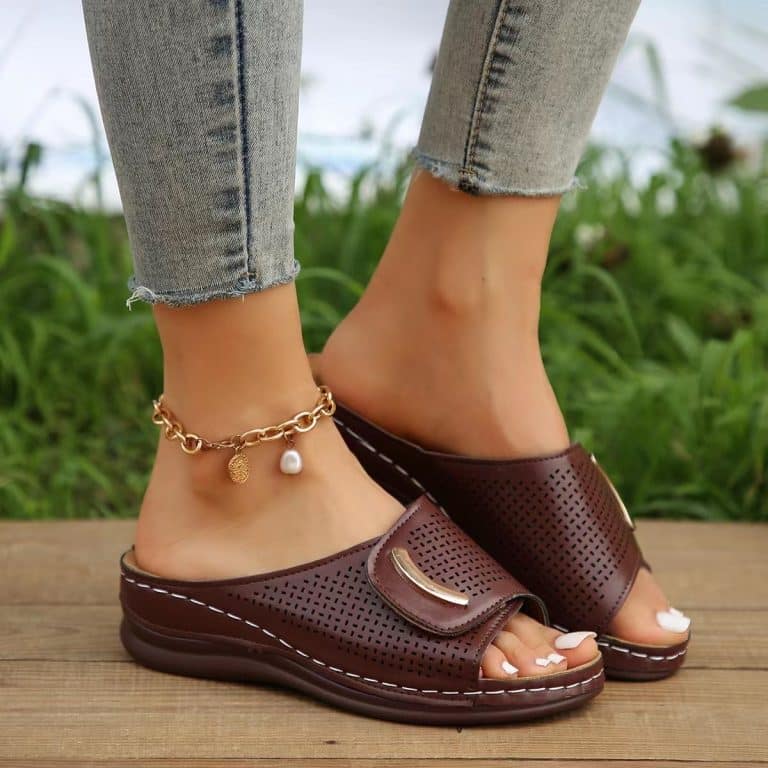 Prune-colored orthopedic mules with hook-and-loop, comfort for Hallux Valgus, three-quarter view.