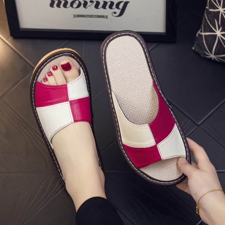 Women's leather mules, comfortable and lightweight, with a pink and white two-tone design and ergonomic sole.