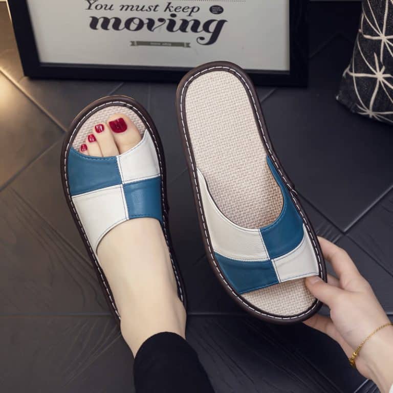 Orthopedic leather slippers for women, in white and blue, with a quilted insole.