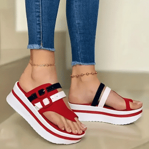 Platform sandals for women, red color with adjustable straps and contrasting sole.