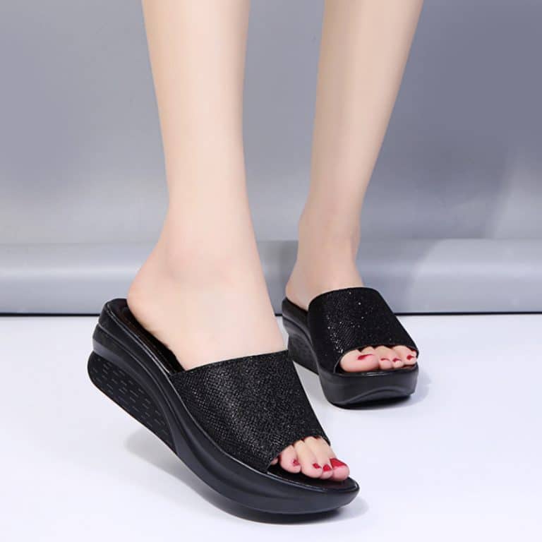 Comfortable black glitter sandals for women, with orthopedic support and wedge heel.