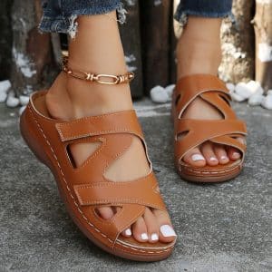 Orthopedic caramel-colored sandals with velcro for women, featuring a padded sole for optimal comfort.