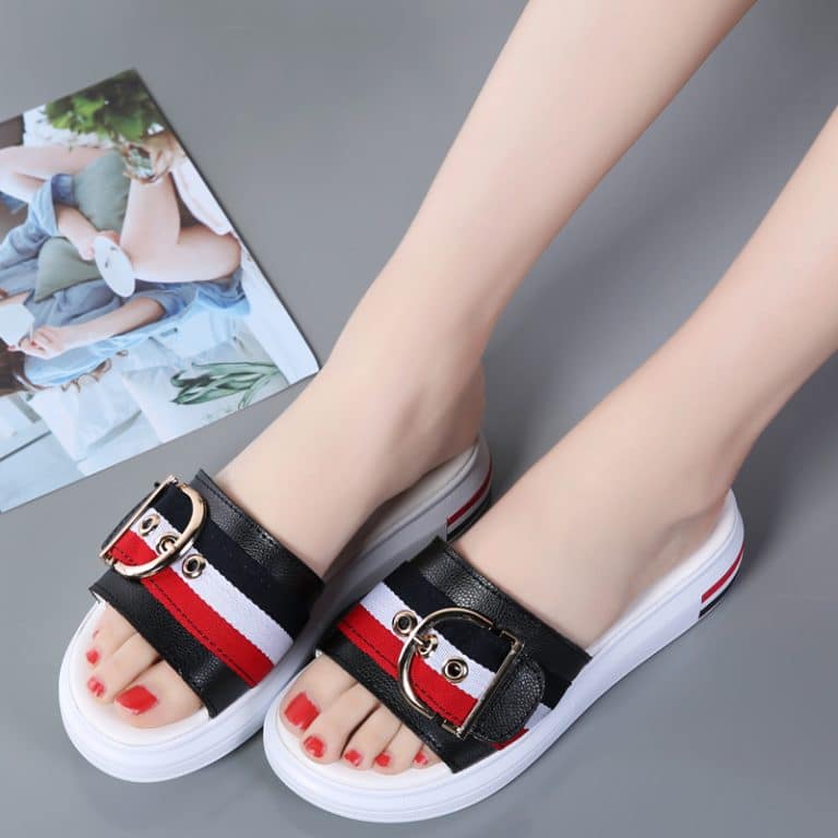 Comfortable open sandals for women, striped details and shiny buckle.